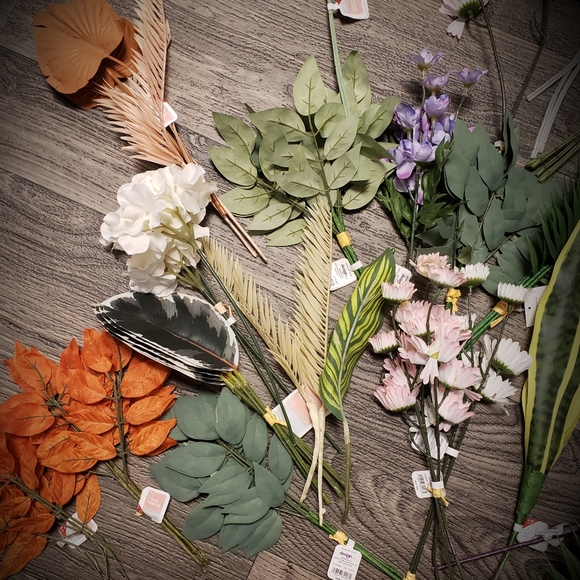 NWT'S DESIGN YOUR OWN FLOWER BUNDLES|SOLD @TARGET FOR$3 EACH| OVER 20 SETS INC. - Picture 2 of 10